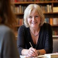 Claire Martin signant un livre