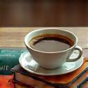 Tasse de café et pile de livres sur table de la librairie