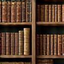 Livres anciens sur une étagère